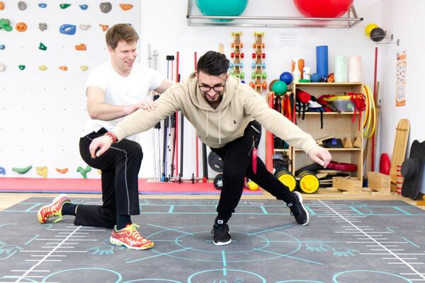 Erweiterte Ambulante Physiotherapie Bei einer EAP Verordnung arbeiten unsere Physio- und Sporttherapeuten eng miteinander zusammen um eine bestmögliche Therapie für den Patienten zu garantieren.