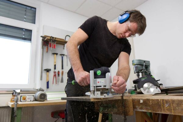 Handspezifische Reha Die HSR ist für Patienten mit Handverletzungen geeignet, um die komplexen motorischen Fertigkeiten/Fähigkeiten wieder herzustellen. Die Ergotherapie findet nicht nur manuell statt, sondern auch in einem spezifischen Werkstatttraining.