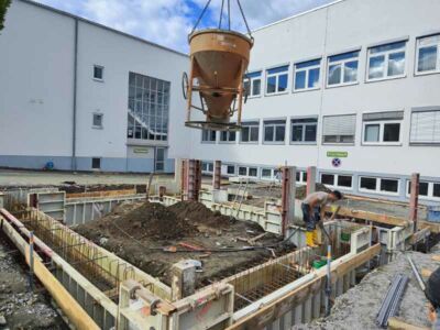 Das Fundament ist allmählich fertig, jetzt geht's aufwärts